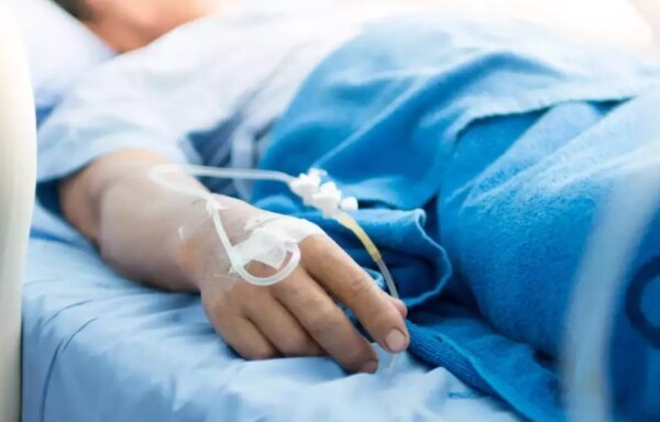 Пациент при смерти в палате