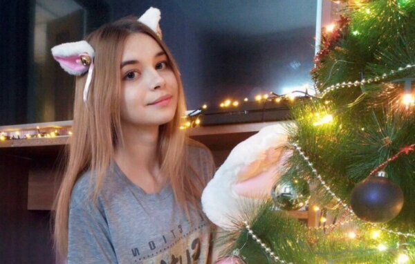 Ламповая тян сидит у елки