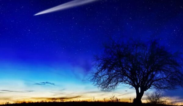 Метеорит летит через атмосферу