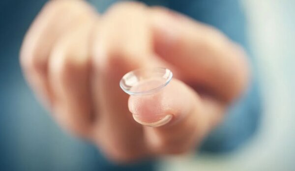 Снимает линзы на ночь