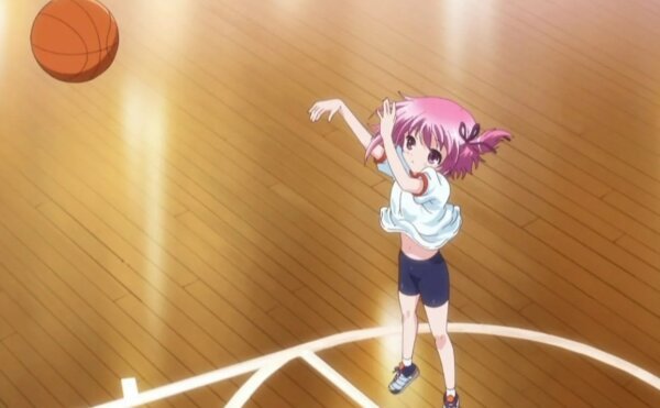 спортивная тян кидает мяч