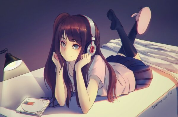 Тянка лежит и читает