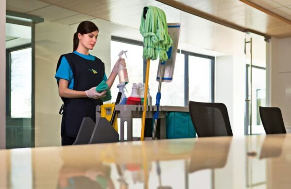Уборка в офисе в процессе