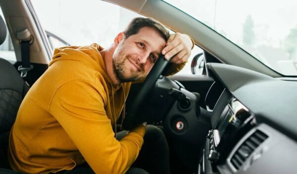 Зарабатывает таксистом