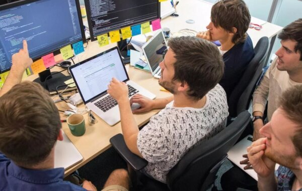 Аджайл команда думает над проектом