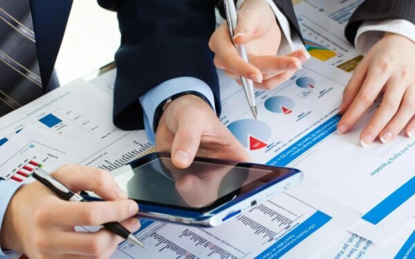 Аудиторы проводят аудит