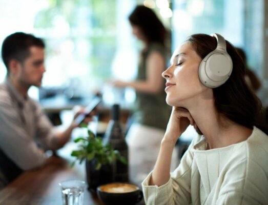 Девушка наслаждается тишиной в наушниках