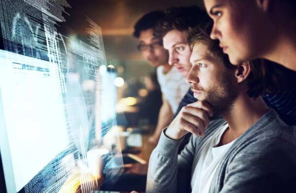 Группа разработчиков работает по аджайл-методике