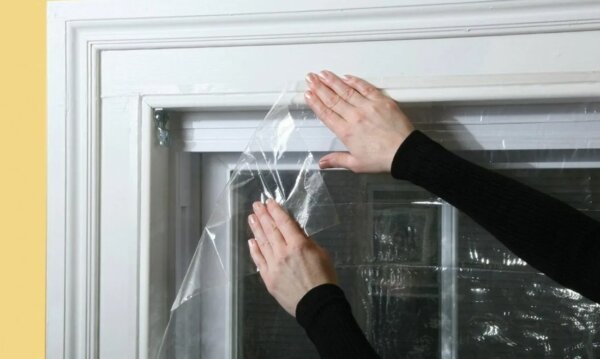 Избавляется от сквозняка из окна