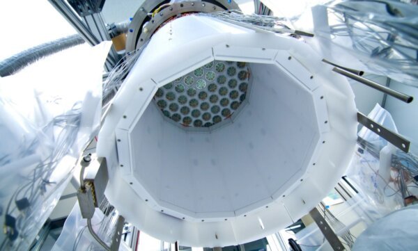 Large Underground Xenon для поиса Темной материи