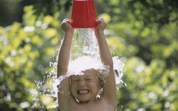 Мальчик закаляется с детства