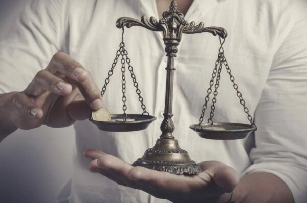 Правильно взвешивает жизненные ценности