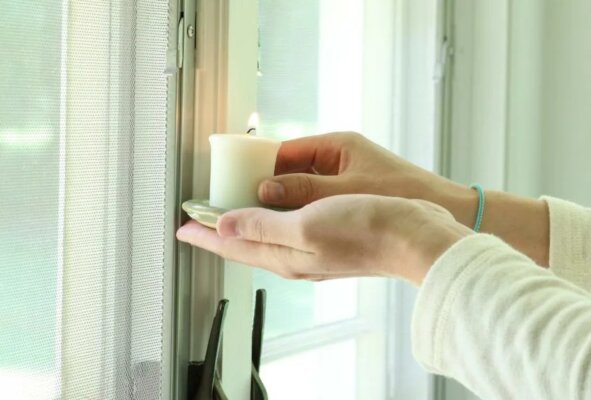 Проверяет дует ли сквозняк