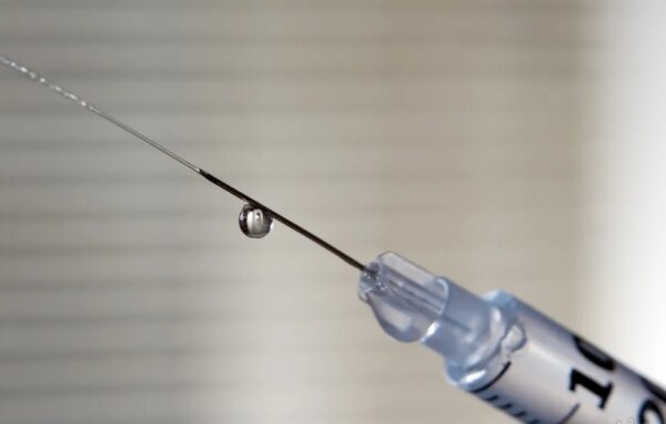 Пузырек воздуха в шприце