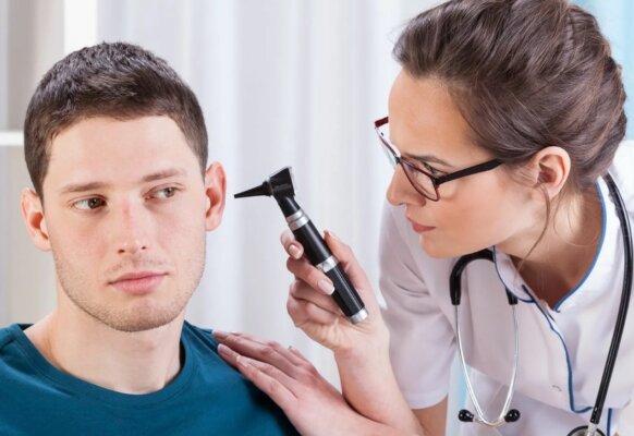 Смотрит - все ли в порядке с ушами