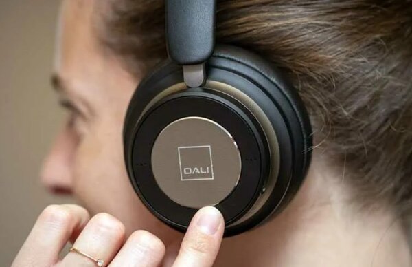 Включает подавление шума в ушах