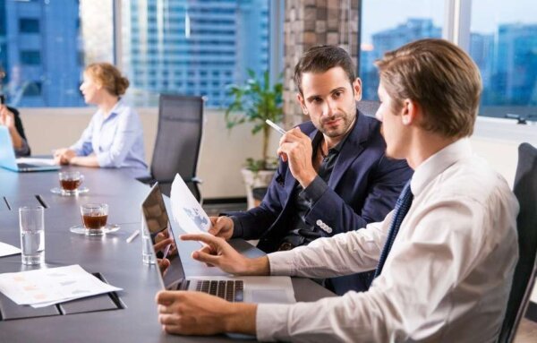 Добивается успехов в деятельности