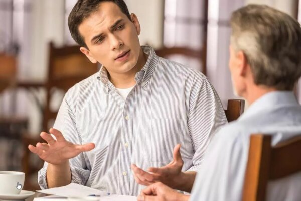 Конструктивный диалог двух бизнесменов