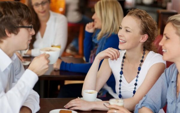Конструктивный диалог в кафе с девушками