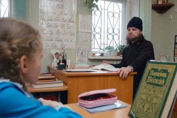 Учит божьему закону