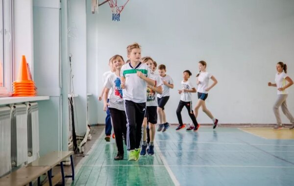 Дети из спецгруппы бегут в школе