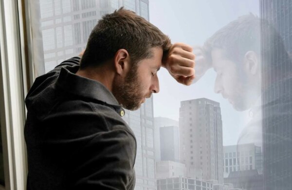 Парня волнуют проблемы в жизни