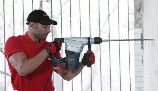 Перфораторщик бурит отверстие перфоратором