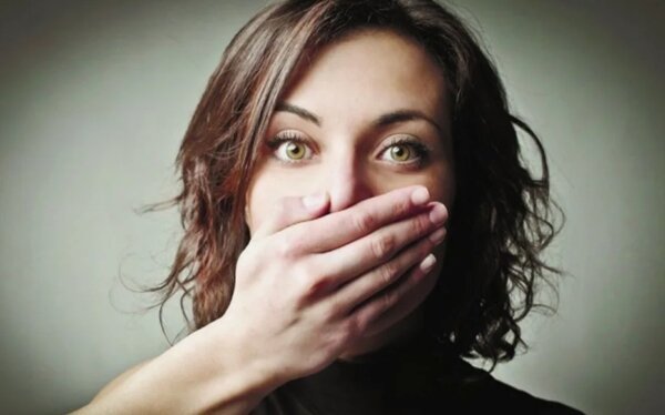 Эта девушка говорит мало