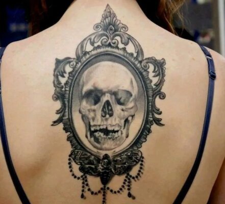 Мрачная голова на спине