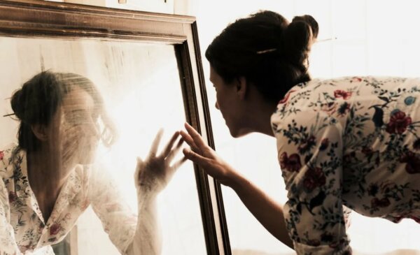 Мутное отражение девушки