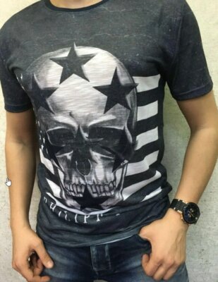 Носит одежду с черепом