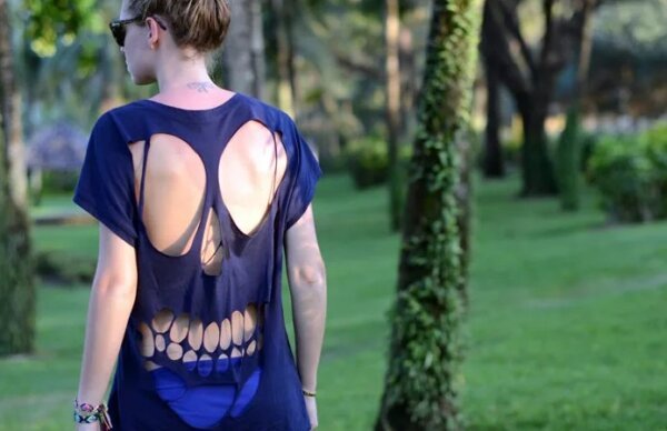 Спина и платье в виде черепа