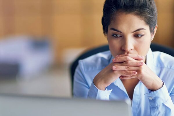 Думает что она мешает другим