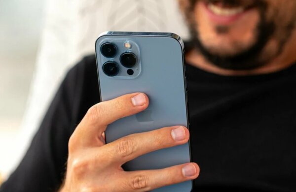 iPhone в руках мужчины