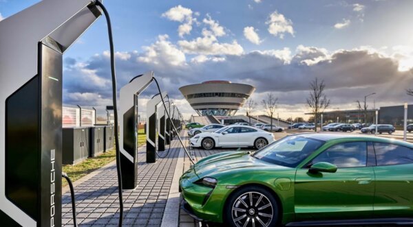 Электромобиль на зарядке