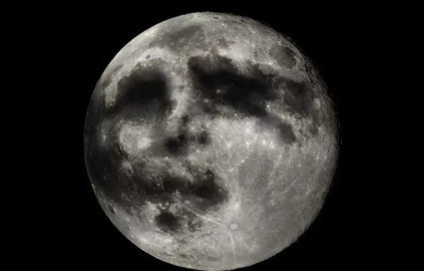 Лицо на луне - фото