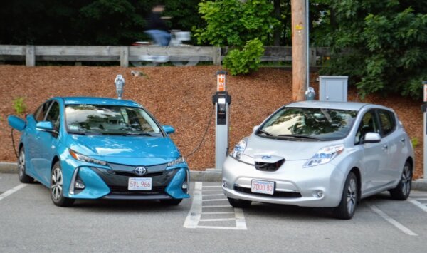 Лиф и Приус заряжаются на стоянке
