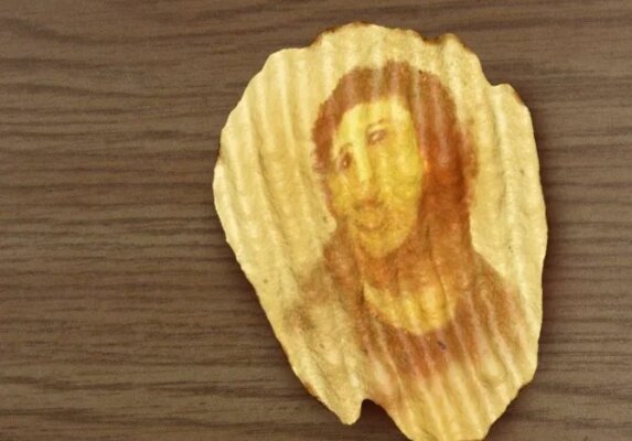 Образ Иисуса Христа на картофельном чипсе