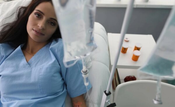 Она лежит в палате