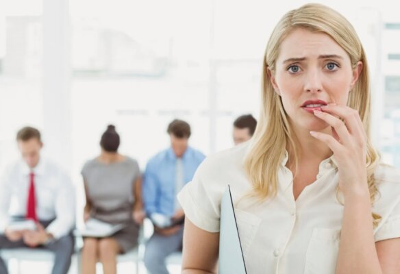 Она мнительна на работе