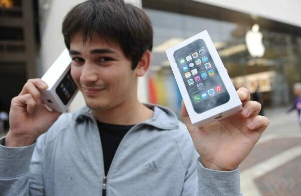 Парень купил два телефона Айфон