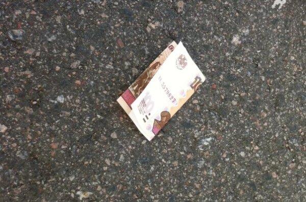 Потерянные 100 рублей лежат