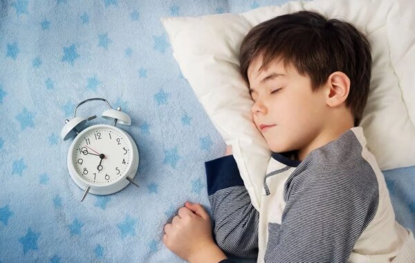 Ребенок и будильник