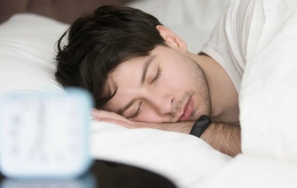 Спящий парень лег на кровать