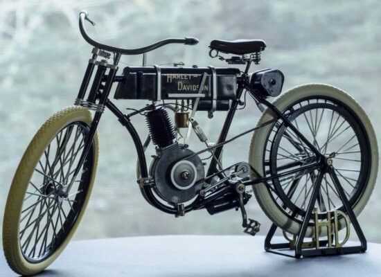 Старый велосипед с мотором
