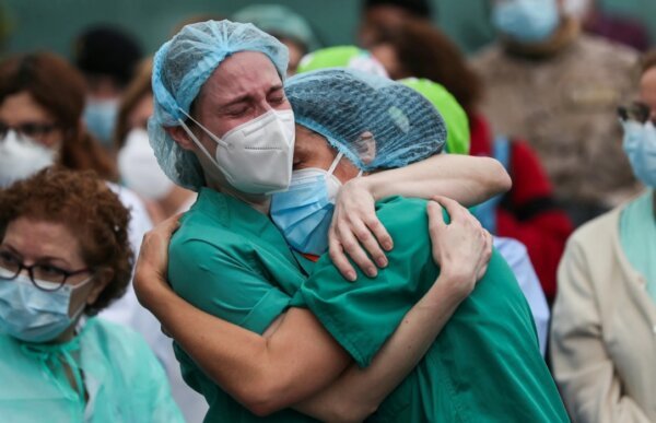 После пандемии обнимаются