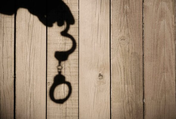 Тяжкое преступление и наручники